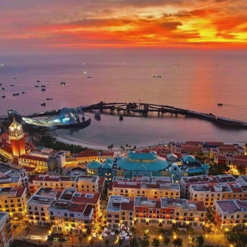 Sunset Town + Ho ...